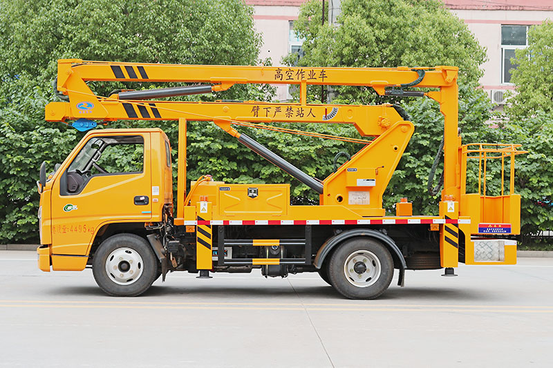 江鈴13.5米單排藍牌高空作業(yè)車