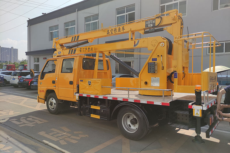 江鈴13米雙排藍牌高空作業(yè)車