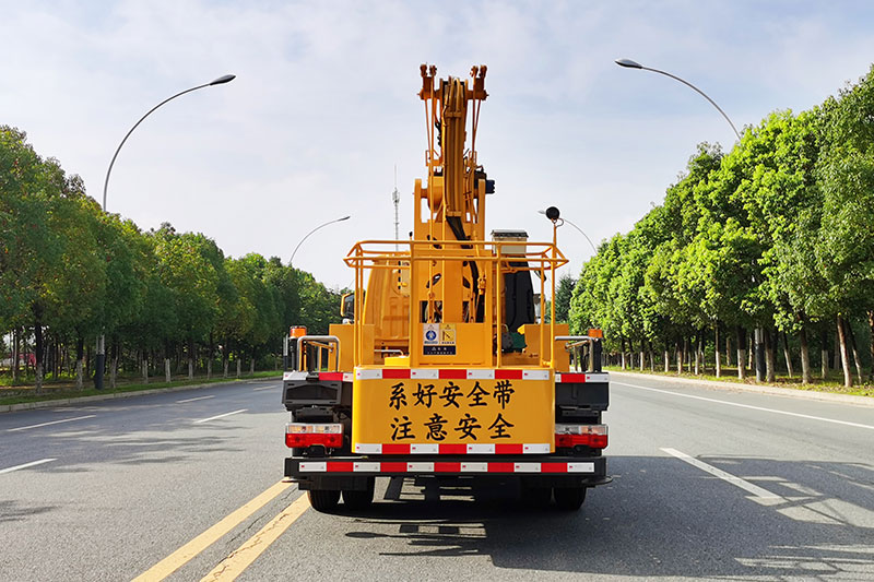 東風(fēng)13.5米藍(lán)牌高空作業(yè)車