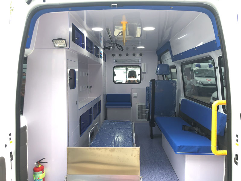 福特V348長軸中頂監(jiān)護(hù)型救護(hù)車