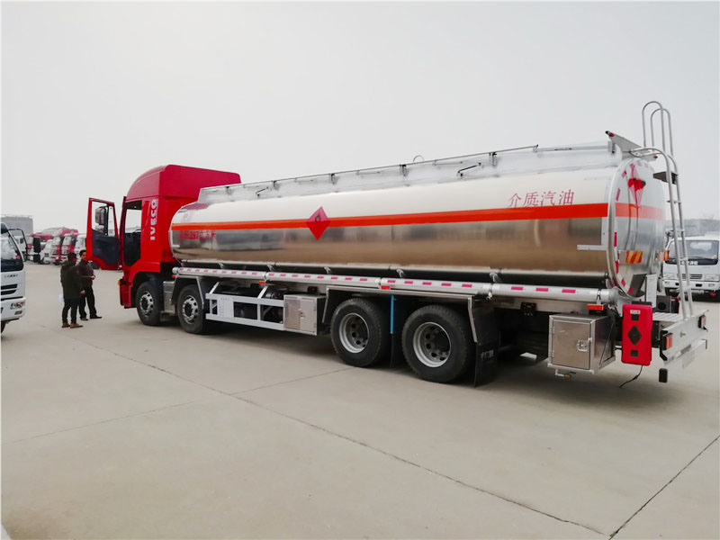 上汽紅巖29.7方前四后八鋁合金運(yùn)油車，20噸運(yùn)油車